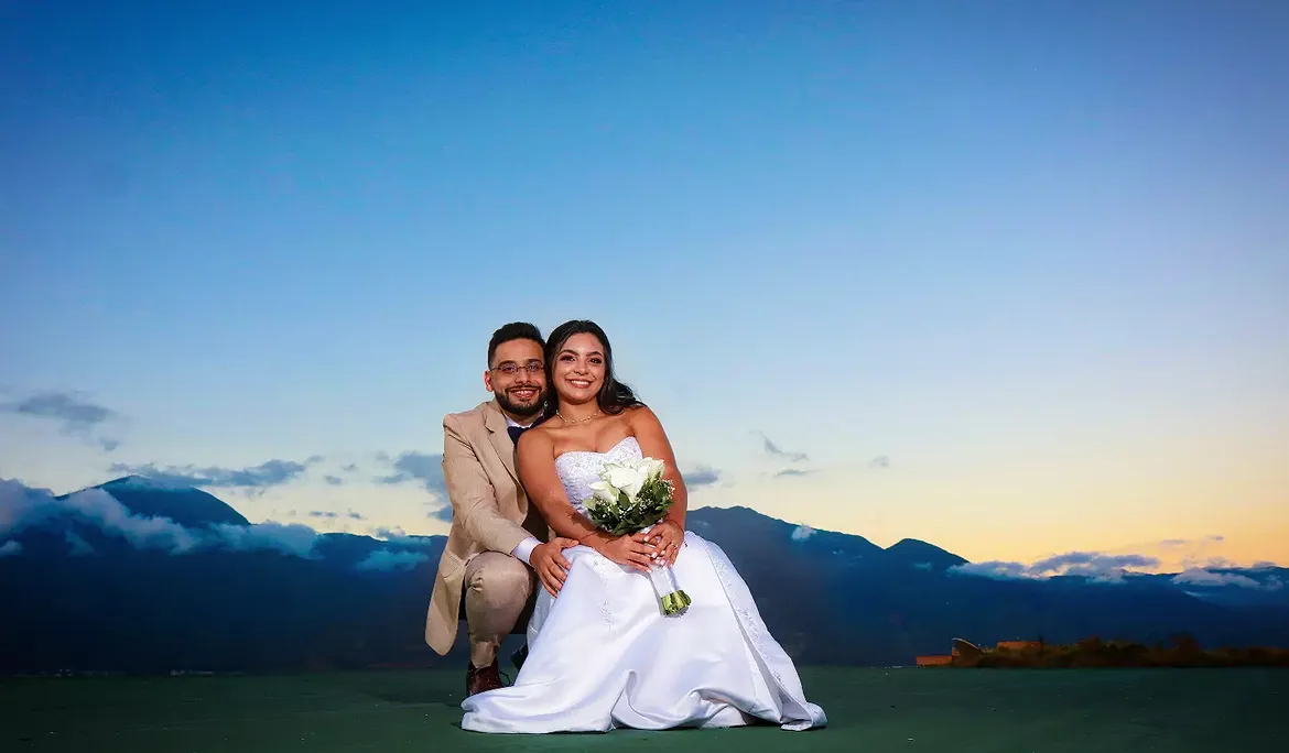 Novios al atardecer con el cerro El Ávila de fondo